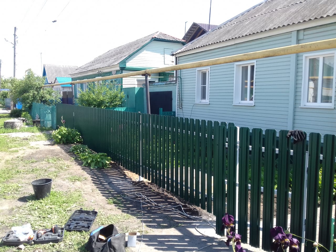 Комбинированный забор 25м штакетник и профлист, ворота, калитка фото в Нижнем Тагиле
