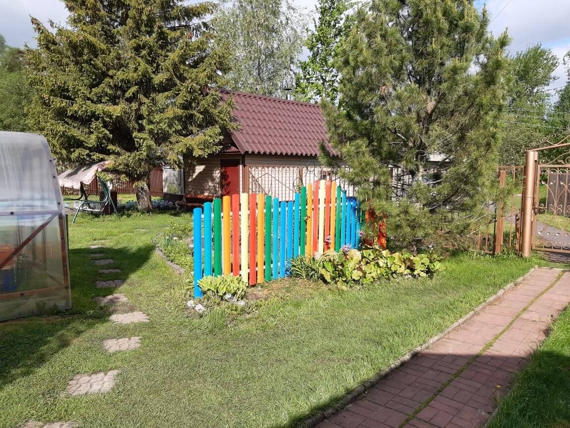 забор из разноцветного штакетника односторонний фото2 в Нижнем Тагиле