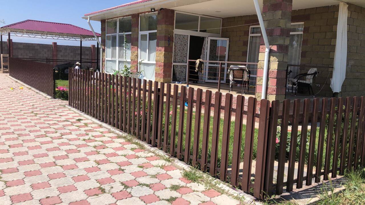 забор из штакетника шоколад фото1 в Нижнем Тагиле