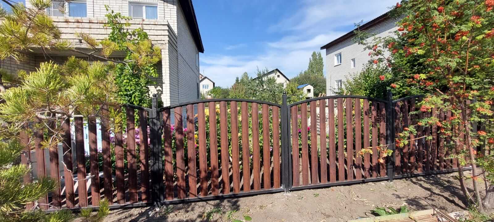 забор из штакетника каштан красный фото2 в Нижнем Тагиле