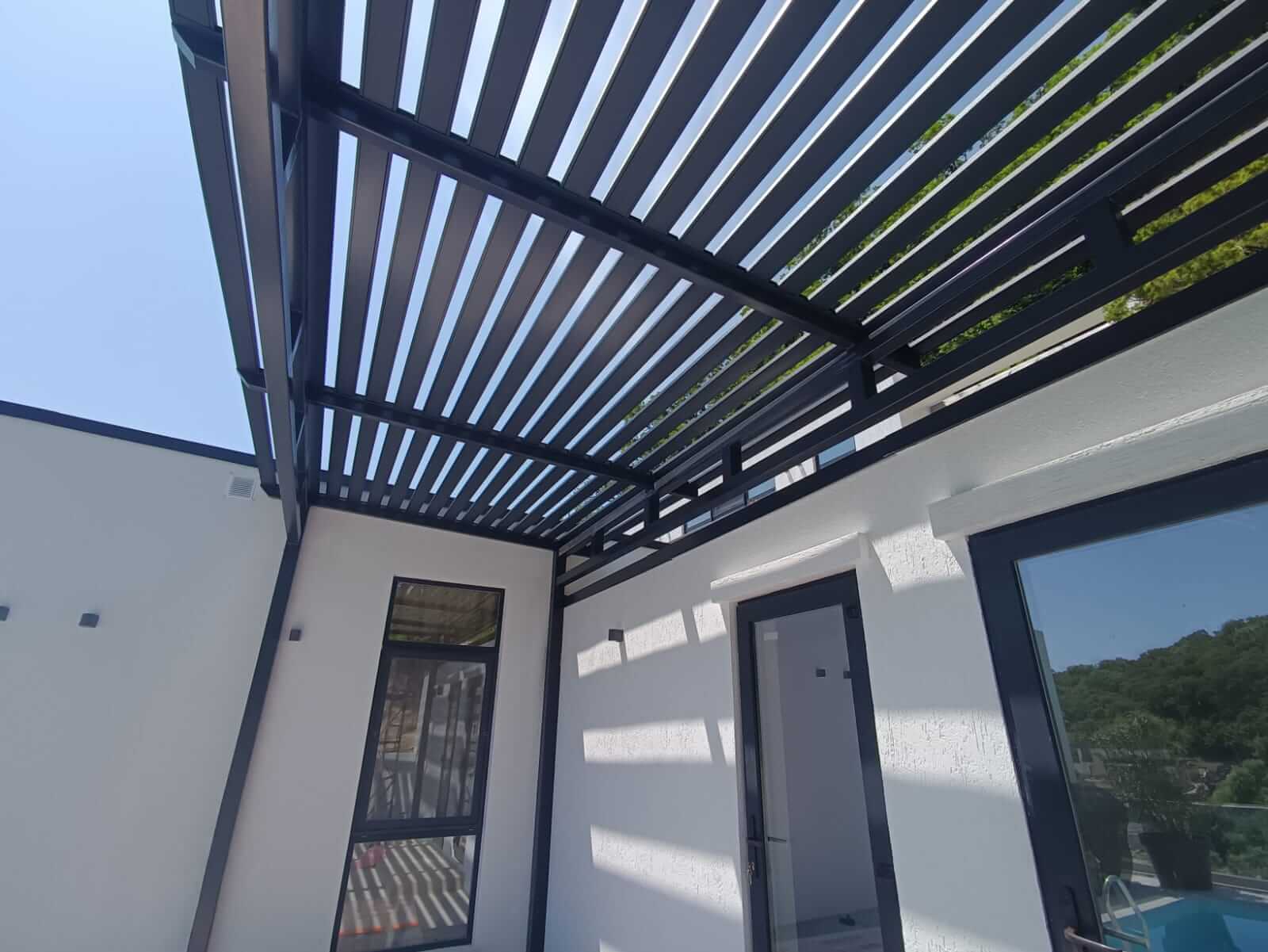 пергола из металлического планкена RAL7024 серый графит фото4 в Нижнем Тагиле