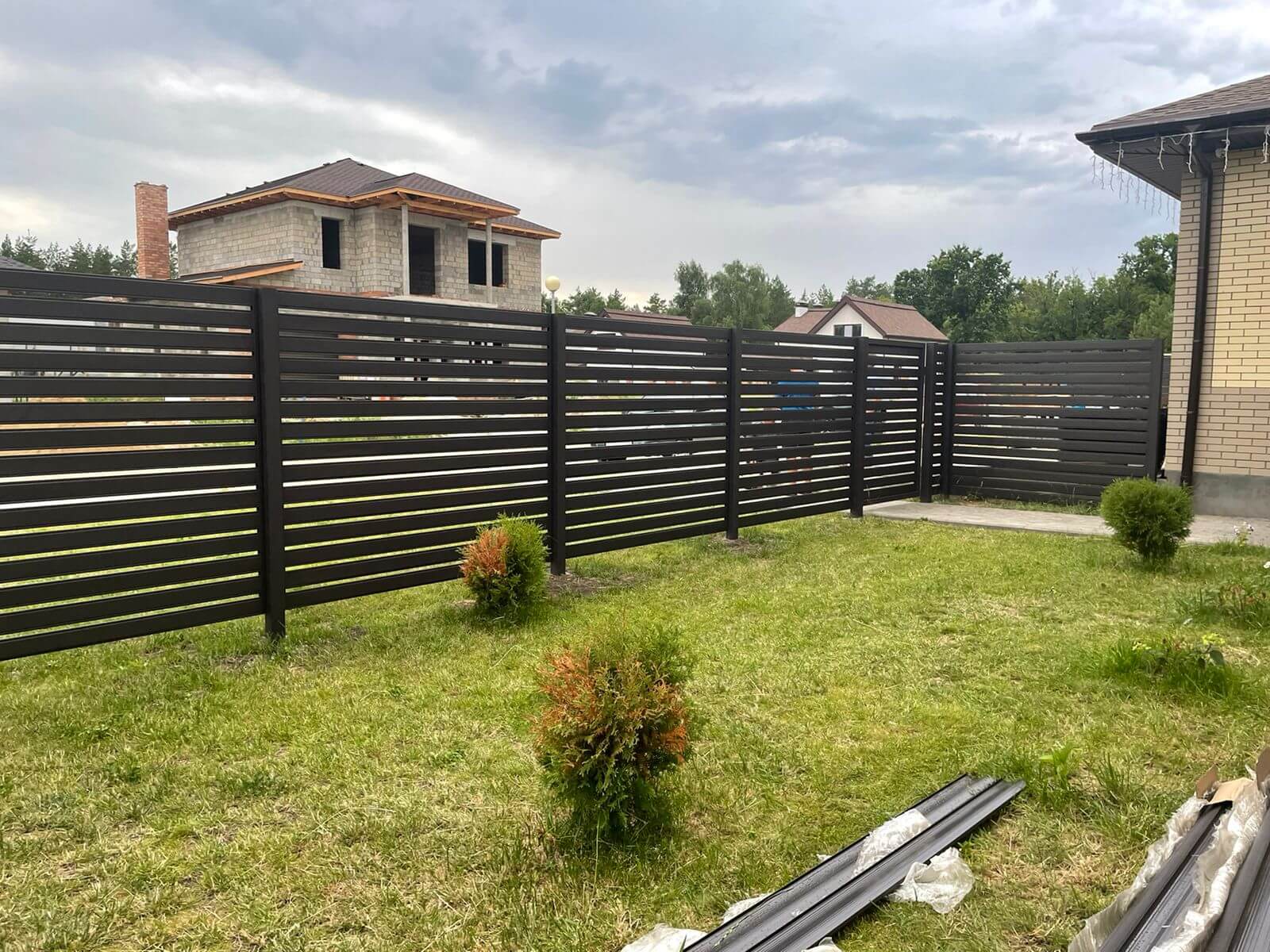 Забор из металлического планкена RAL8019 МАТТЕ фото2 в Нижнем Тагиле