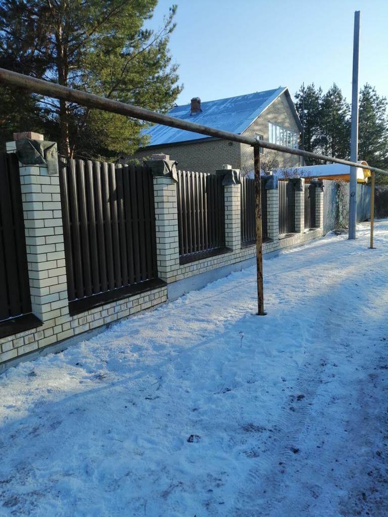 Забор из штакетника RAL8017 Шоколад в Нижнем Тагиле