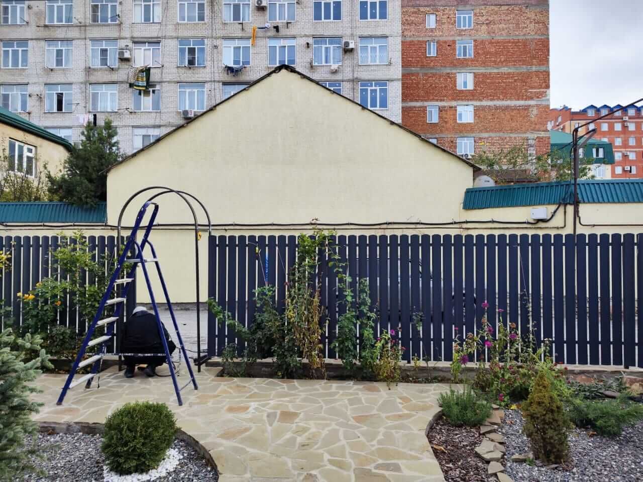 Забор из металлоштакетника RAL7024/7024 Серый Графит двусторонний матовый фото 4 в Нижнем Тагиле