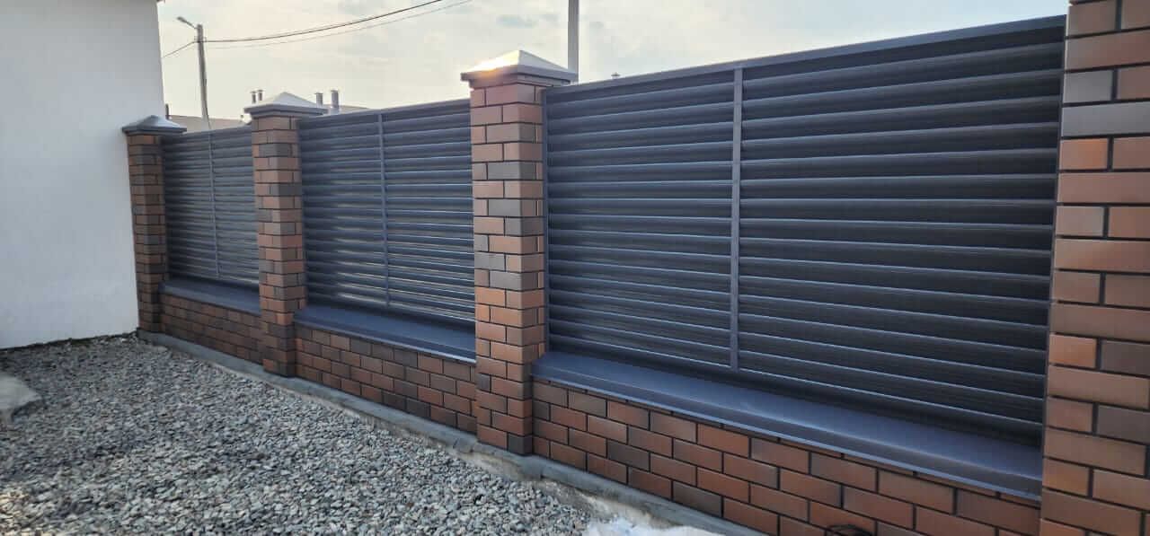 Забор из ламелей еврожалюзи 22м RAL7024/7024 Серый Графит двусторонний фото 1 в Нижнем Тагиле
