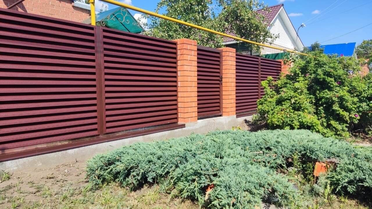 Забор-жалюзи из ламелей Еврожалюзи 20м RAL8017 Шоколад фото 1 в Нижнем Тагиле