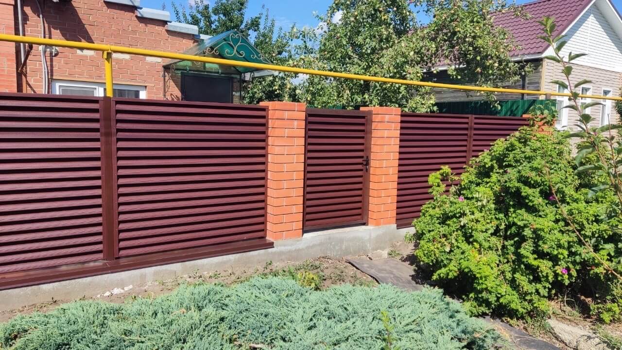 Забор-жалюзи из ламелей Еврожалюзи 20м RAL8017 Шоколад в Нижнем Тагиле