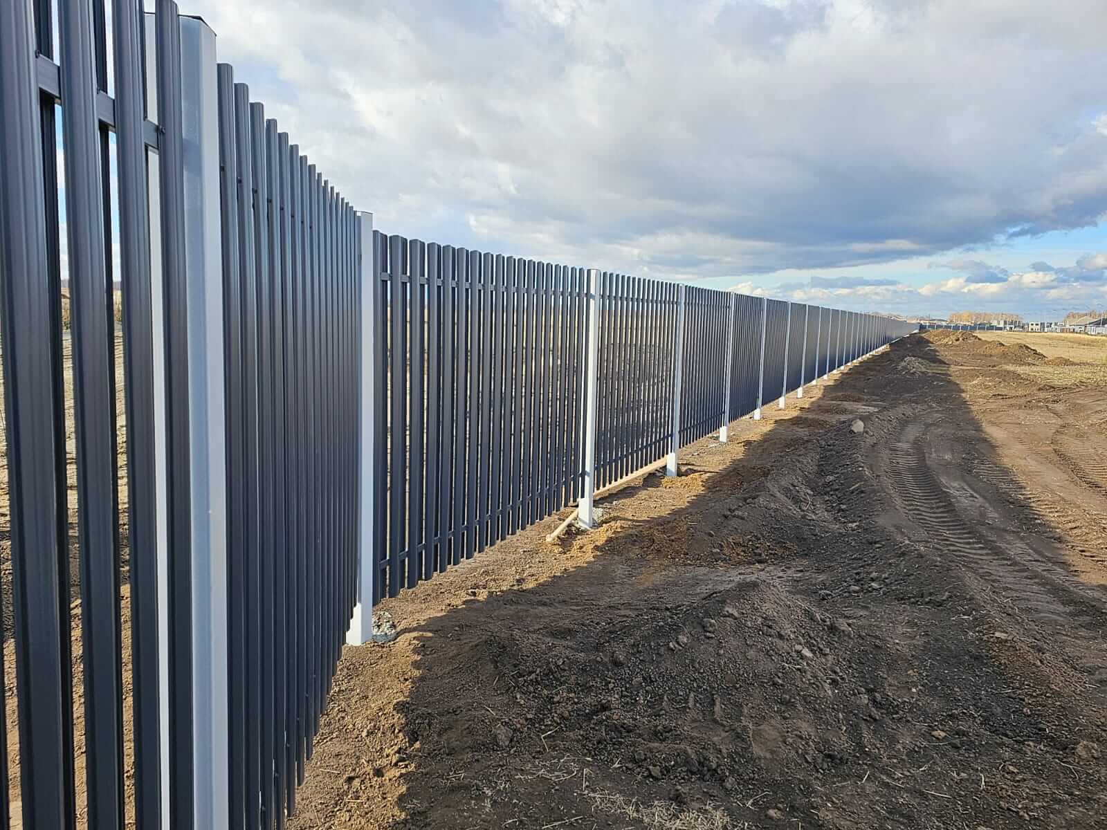 Забор из евроштакетника 234м RAL7024/7024 Серый Графит двусторонний фото 4 в Нижнем Тагиле