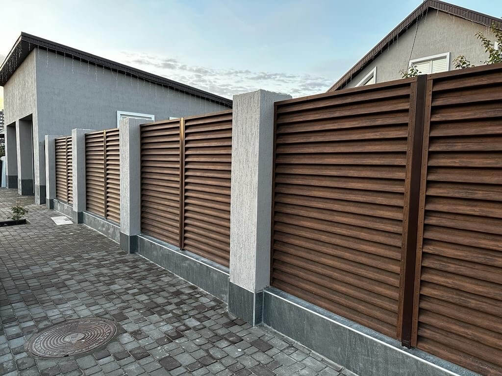 Забор-жалюзи из ламелей Еврожалюзи 23м Каштан Printech фото 2 в Нижнем Тагиле