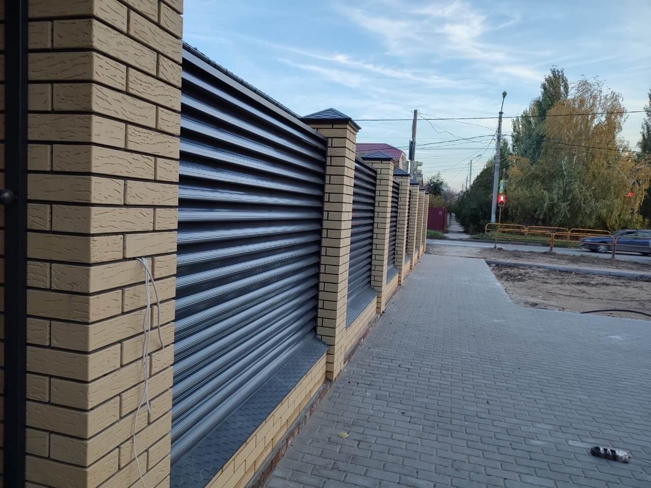 Забор-жалюзи с ламелями Еврожалюзи 16м RAL7024/7024 Серый Графит двусторонний фото 2 в Нижнем Тагиле