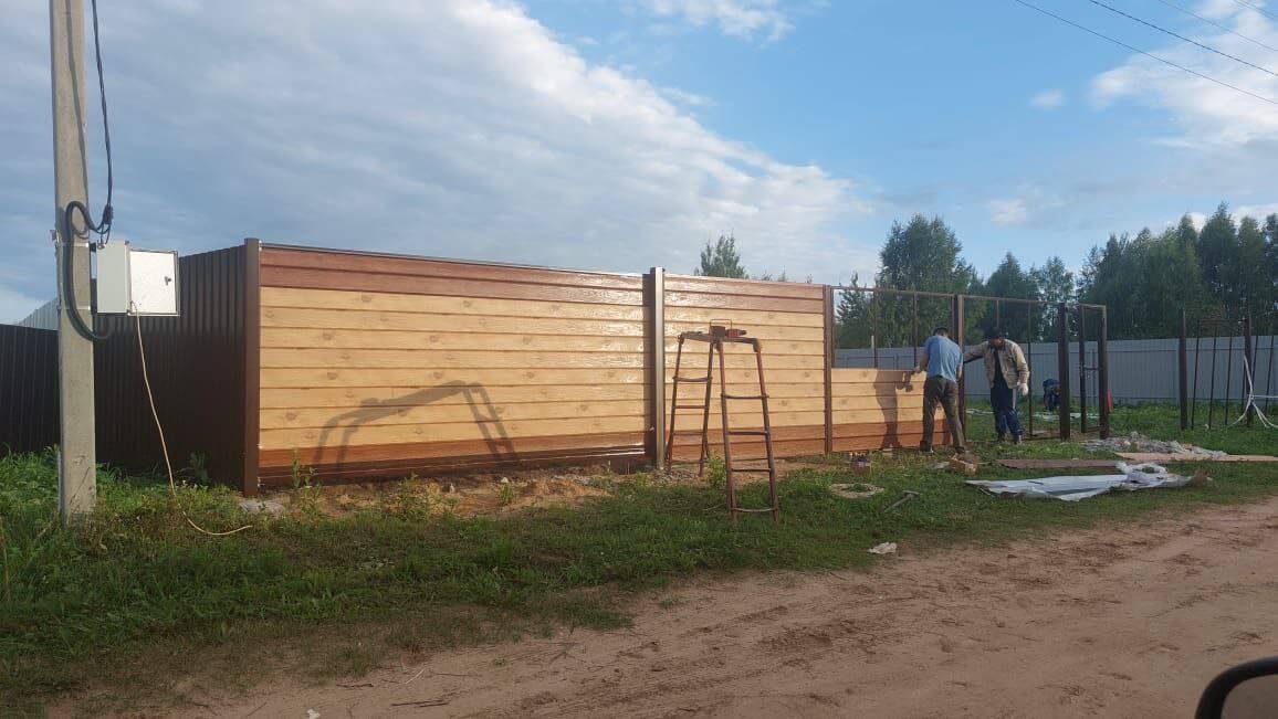 Забор из металлосайдинга Евро-Брус 34м Клен Светлый (SteelArt) + Темное Дерево (Printech) фото 1 в Нижнем Тагиле