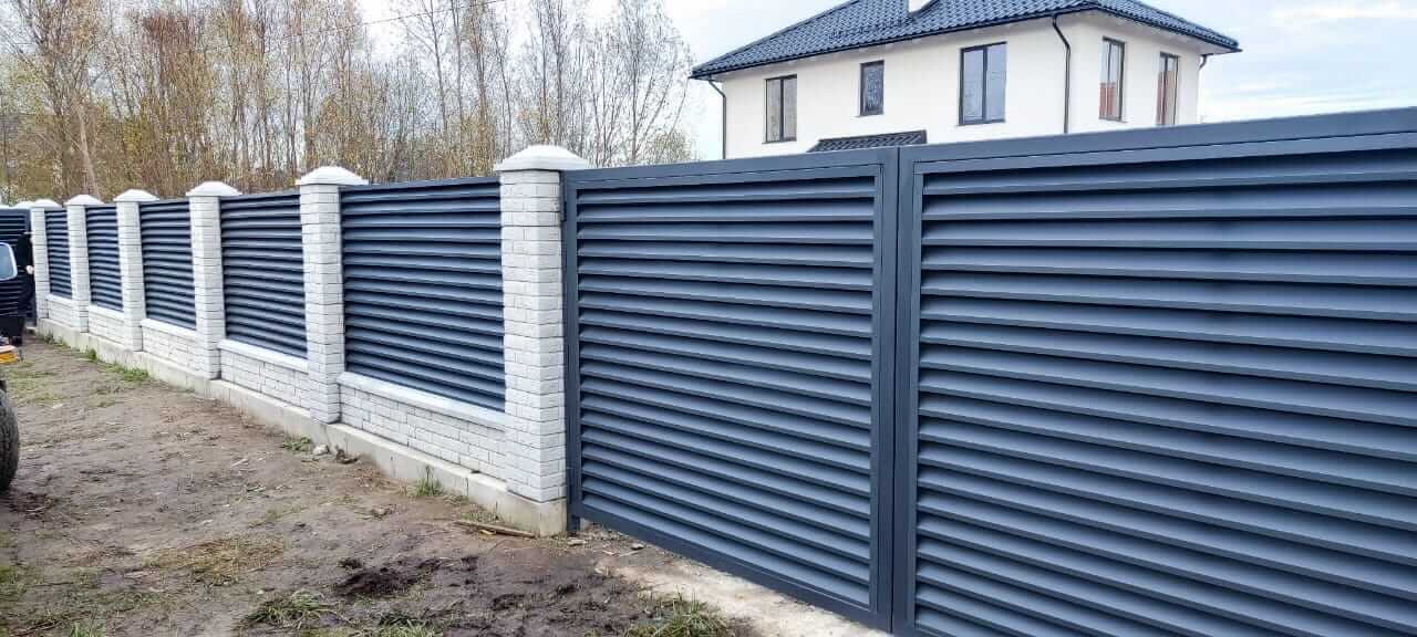 Забор-жалюзи из ламелей ЭКО-Z 32м RAL7024 Серый Графит МАТТЕ фото 5 в Нижнем Тагиле