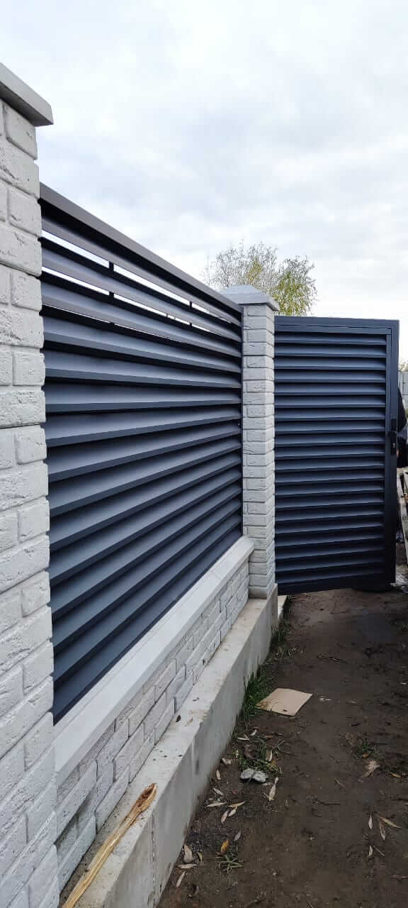 Забор-жалюзи из ламелей ЭКО-Z 32м RAL7024 Серый Графит МАТТЕ фото 4 в Нижнем Тагиле