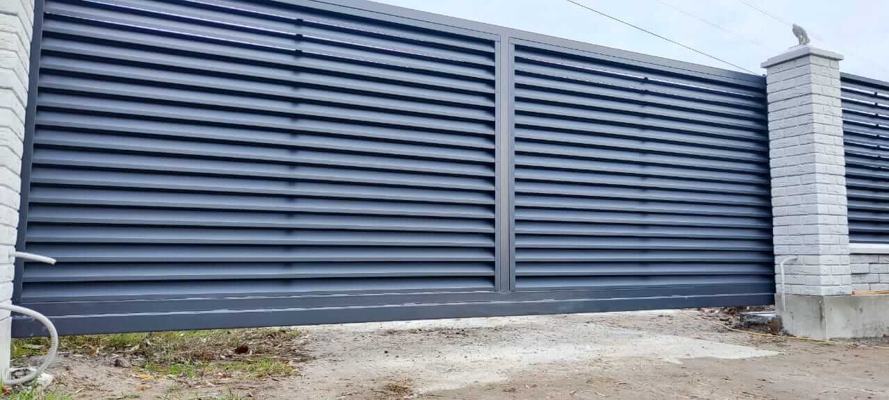 Забор-жалюзи из ламелей ЭКО-Z 32м RAL7024 Серый Графит МАТТЕ фото 3 в Нижнем Тагиле