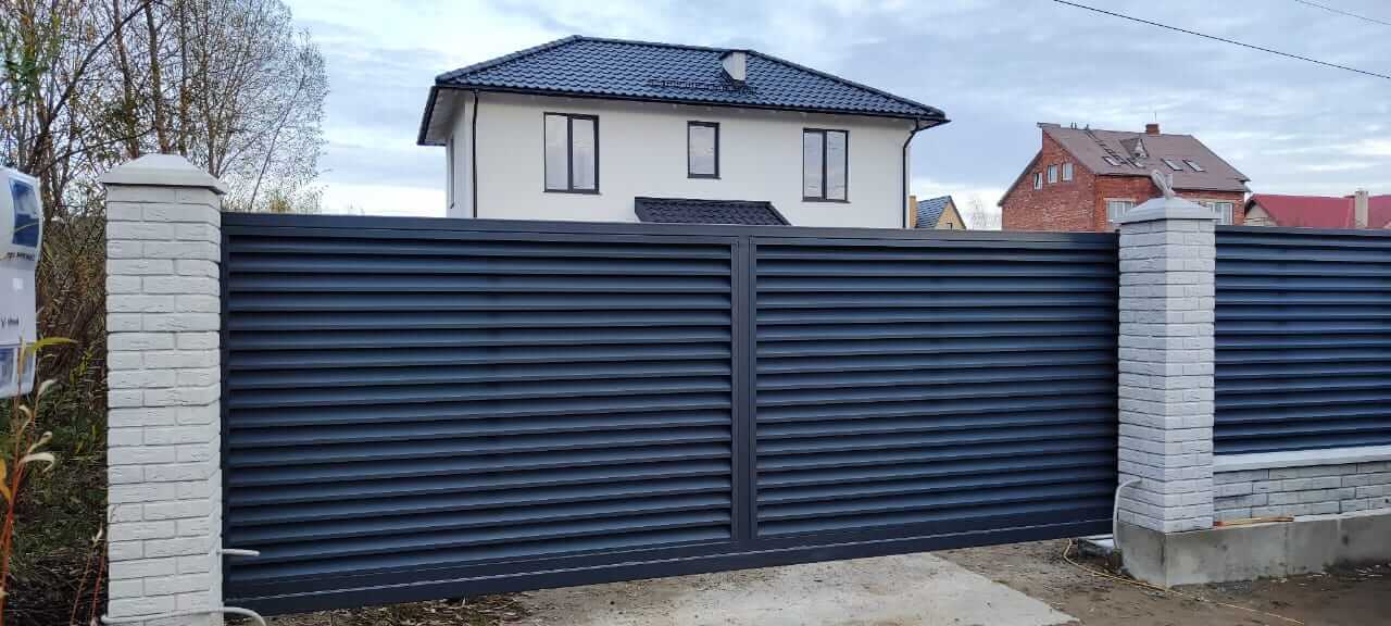 Забор-жалюзи из ламелей ЭКО-Z 32м RAL7024 Серый Графит МАТТЕ фото 2 в Нижнем Тагиле