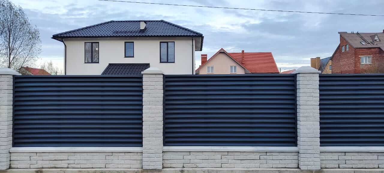 Забор-жалюзи из ламелей ЭКО-Z 32м RAL7024 Серый Графит МАТТЕ в Нижнем Тагиле