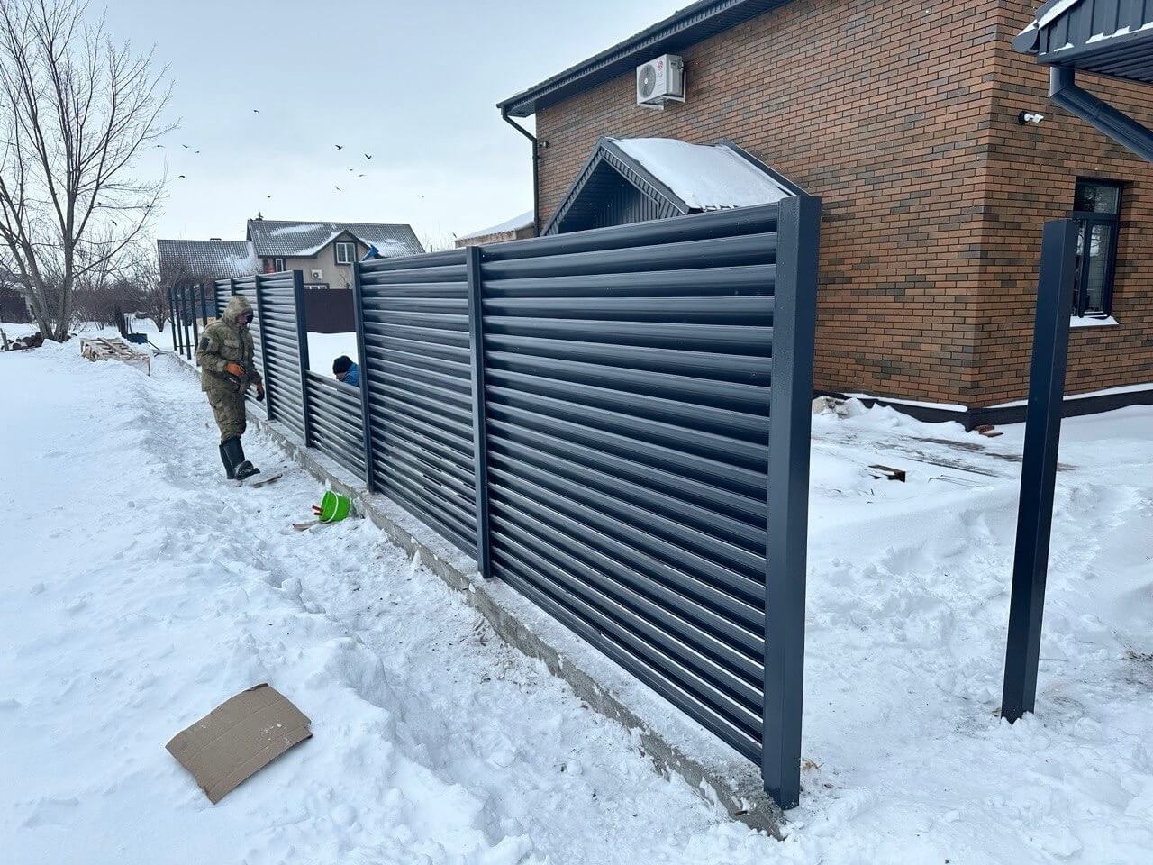 Забор-жалюзи из ламелей Еврожалюзи 32м RAL7024/7024 Серый Графит двусторонний фото 2 в Нижнем Тагиле