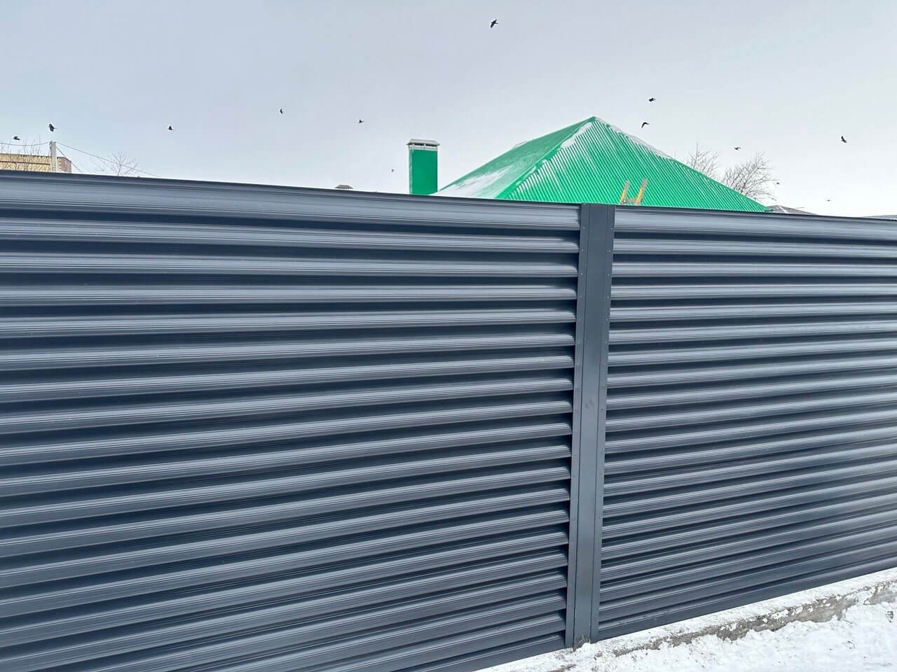 Забор-жалюзи из ламелей Еврожалюзи 32м RAL7024/7024 Серый Графит двусторонний в Нижнем Тагиле