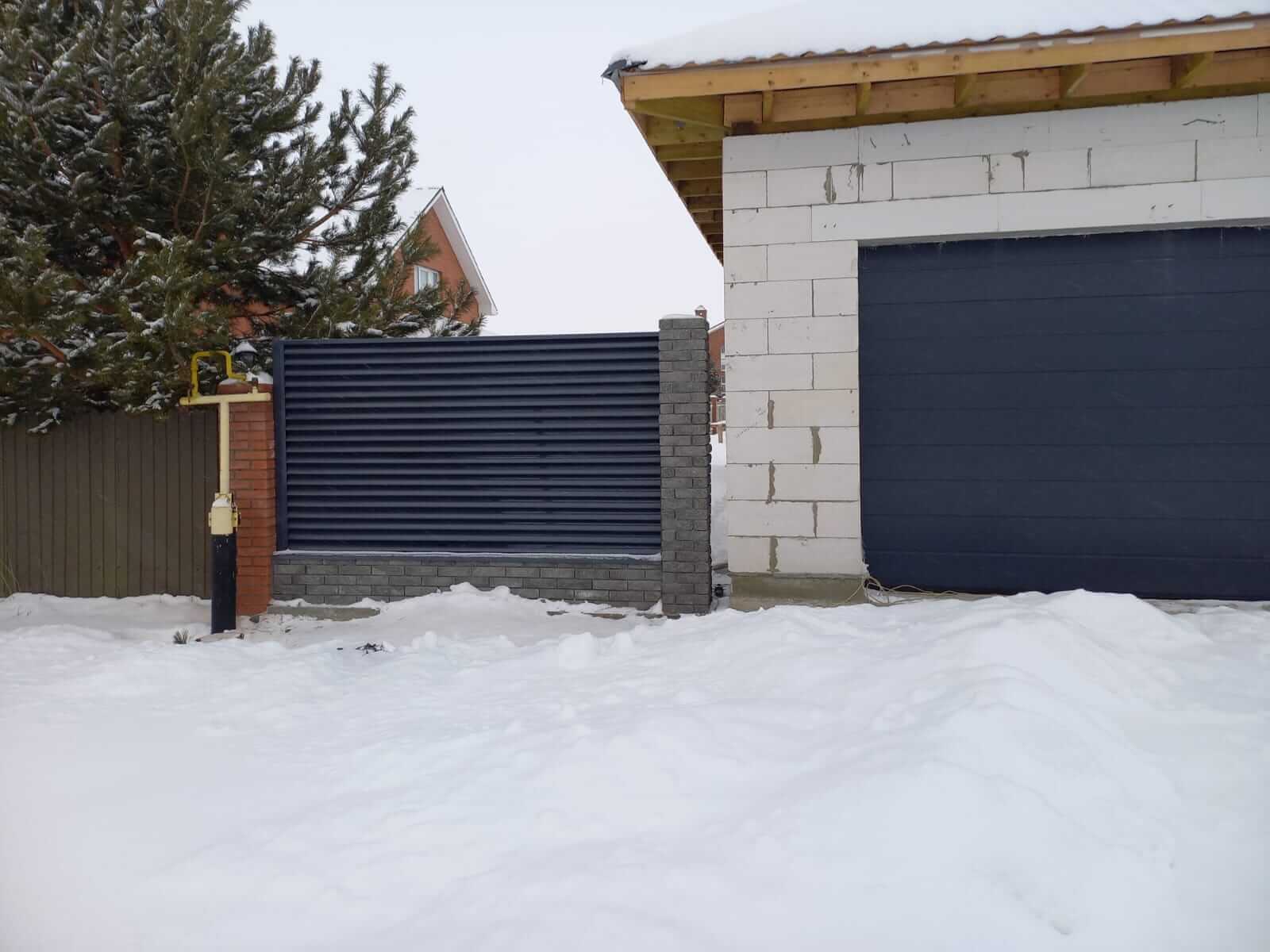 Забор из ламелей еврожалюзи 41м RAL7024/7024 Серый Графит двусторонний фото 1 в Нижнем Тагиле
