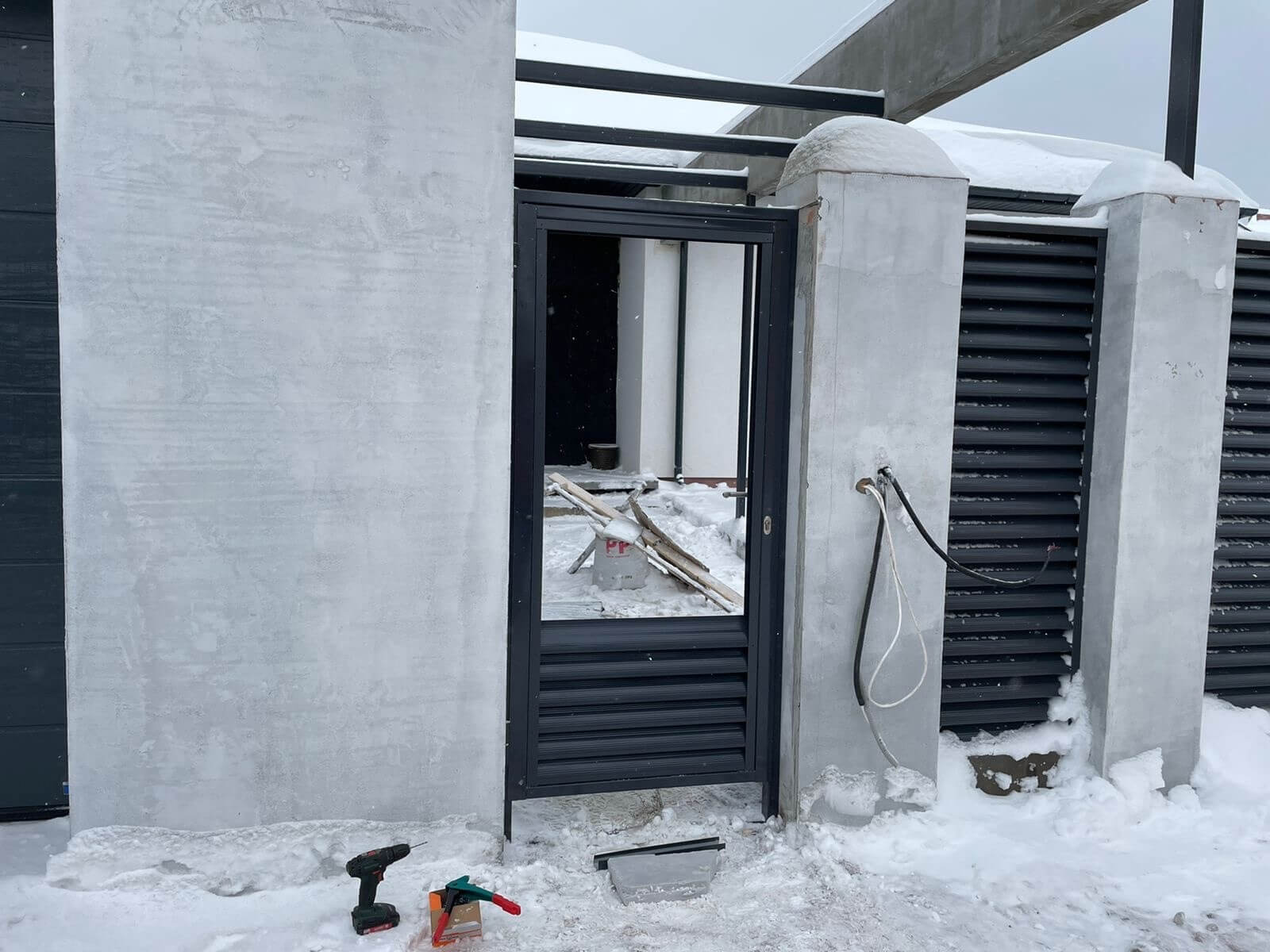 Забор из ламелей еврожалюзи 28м RAL7024/7024 Серый Графит двусторонний фото 2 в Нижнем Тагиле