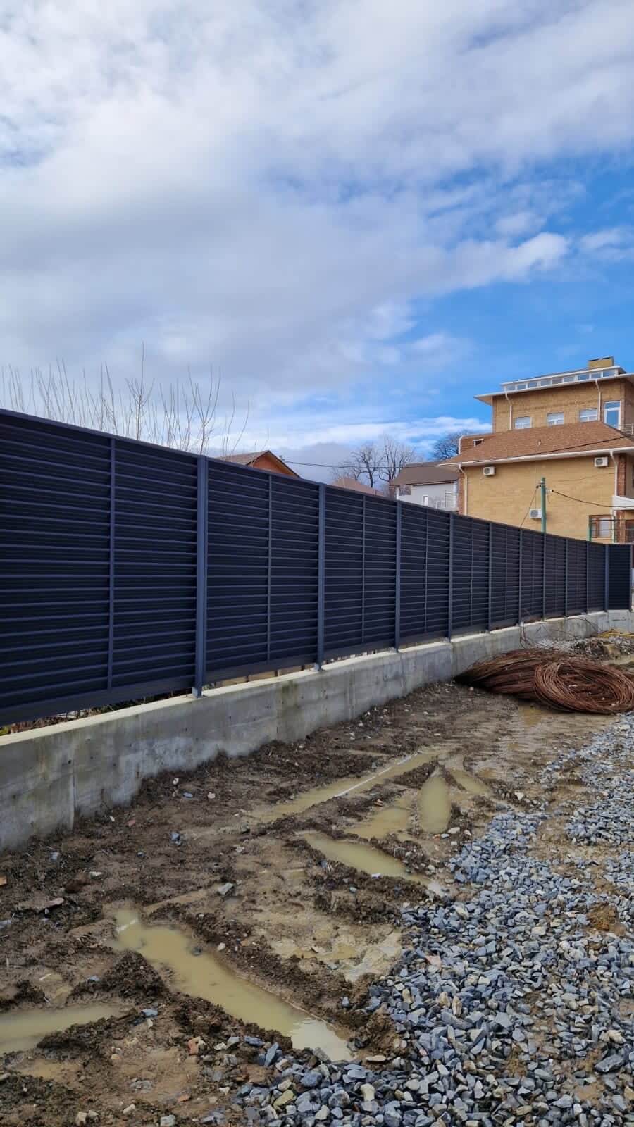Забор-жалюзи из ламелей ЭКО-Z усиленных 87м RAL7024 Серый Графит матовый фото 6 в Нижнем Тагиле