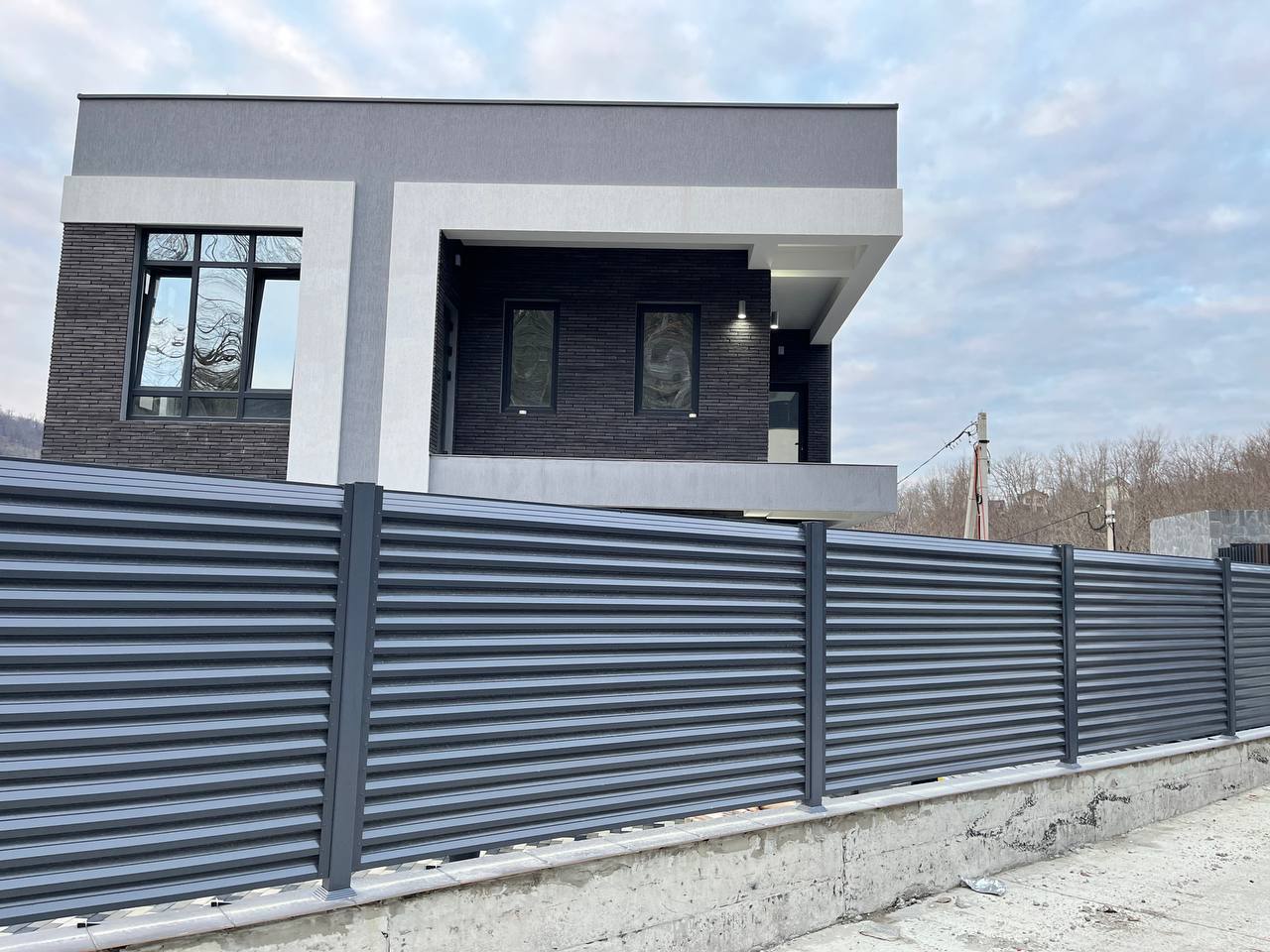 Забор-жалюзи из ламелей ЭКО-Z усиленных RAL7024/7024 Серый Графит двусторонний в Нижнем Тагиле