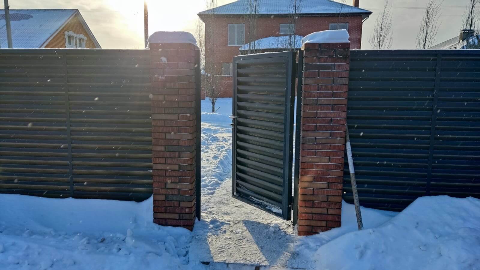 Забор-жалюзи с ламелями еврожалюзи 34м RAL7024/7024 Серый Графит двусторонний фото 3 в Нижнем Тагиле
