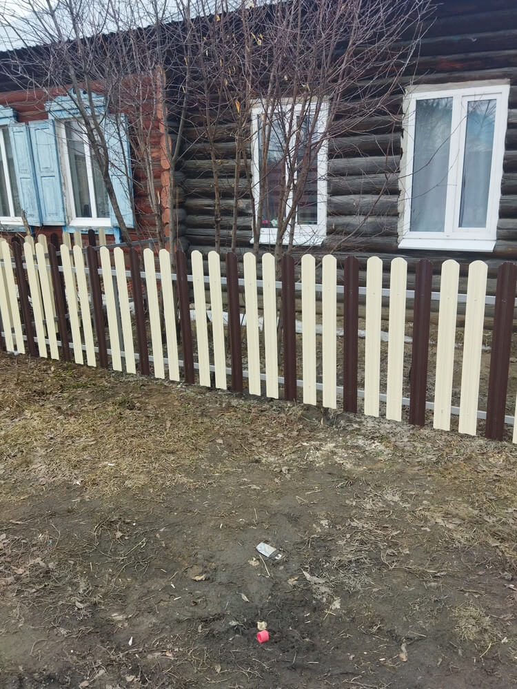 Забор из штакетника ЭКО-М 12м RAL1015/1015 Слоновая Кость двусторонний, RAL8017/8017 Шоколад двусторонний в Нижнем Тагиле