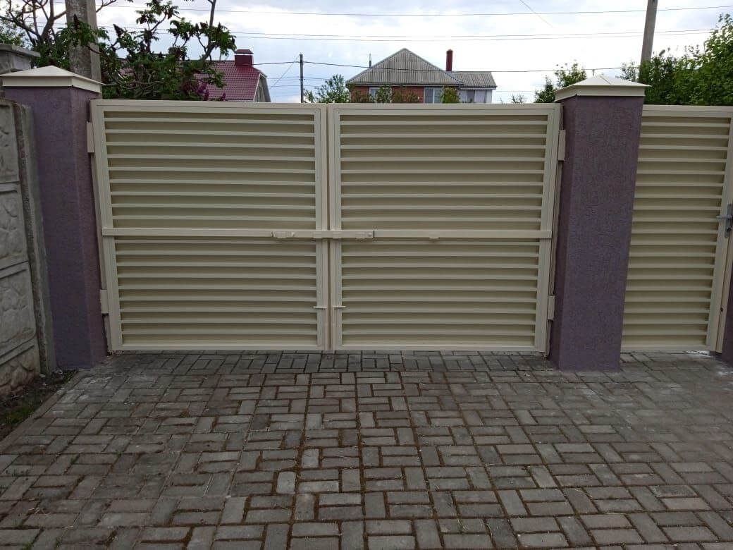 Забор-жалюзи с ламелями ЭКО-Z 10м RAL1015 Слоновая Кость фото 4 в Нижнем Тагиле