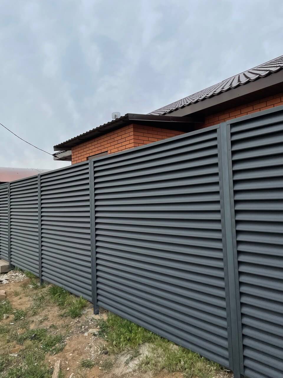 Забор из ламелей еврожалюзи 24м RAL7024 Серый Графит МАТТЕ в Нижнем Тагиле