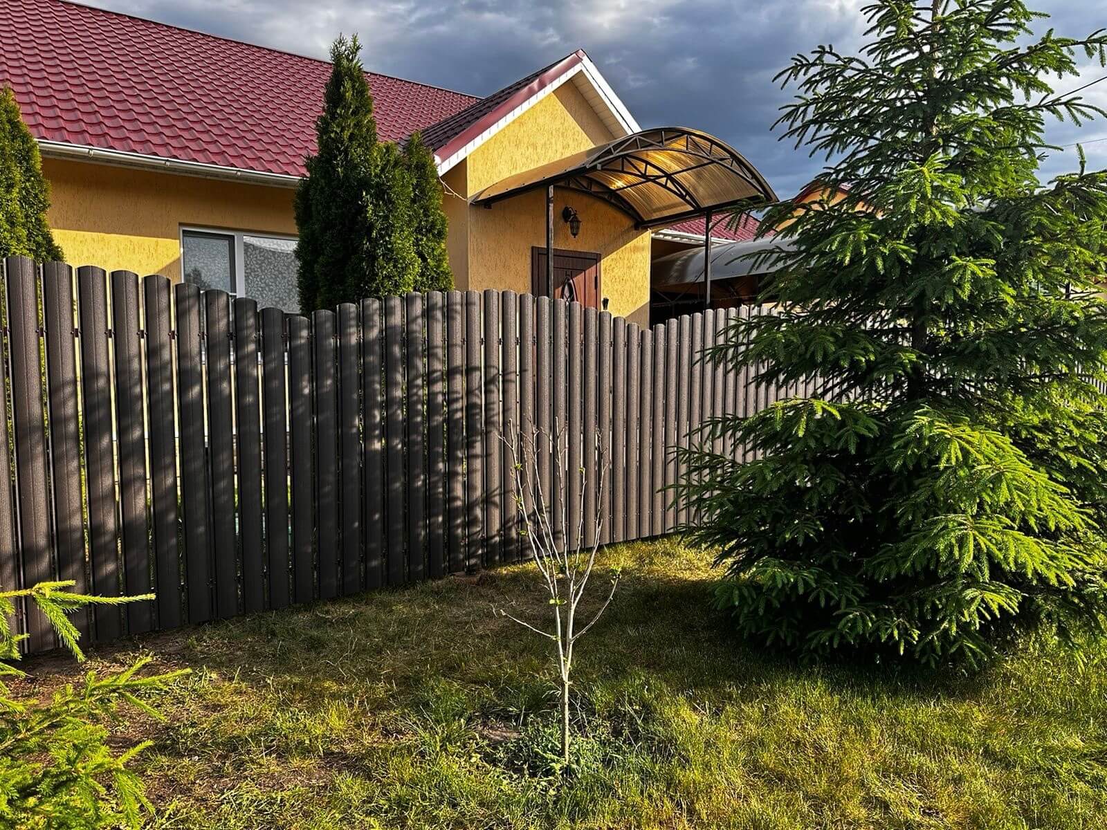 Забор из евроштакетника 37м RAL8019 Темный Шоколад МАТТЕ фото 4 в Нижнем Тагиле