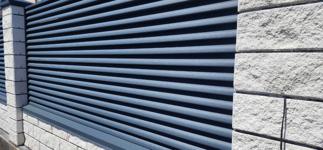 Забор из ламелей Еврожалюзи 32м RAL7024/7024 Серый Графит двусторонний МАТТЕ фото 1 в Нижнем Тагиле