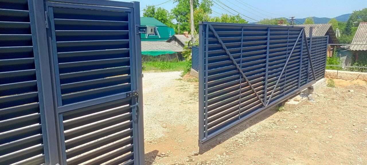Забор-жалюзи из ламелей Еврожалюзи 53м RAL7024 Серый Графит МАТТЕ фото 16 в Нижнем Тагиле