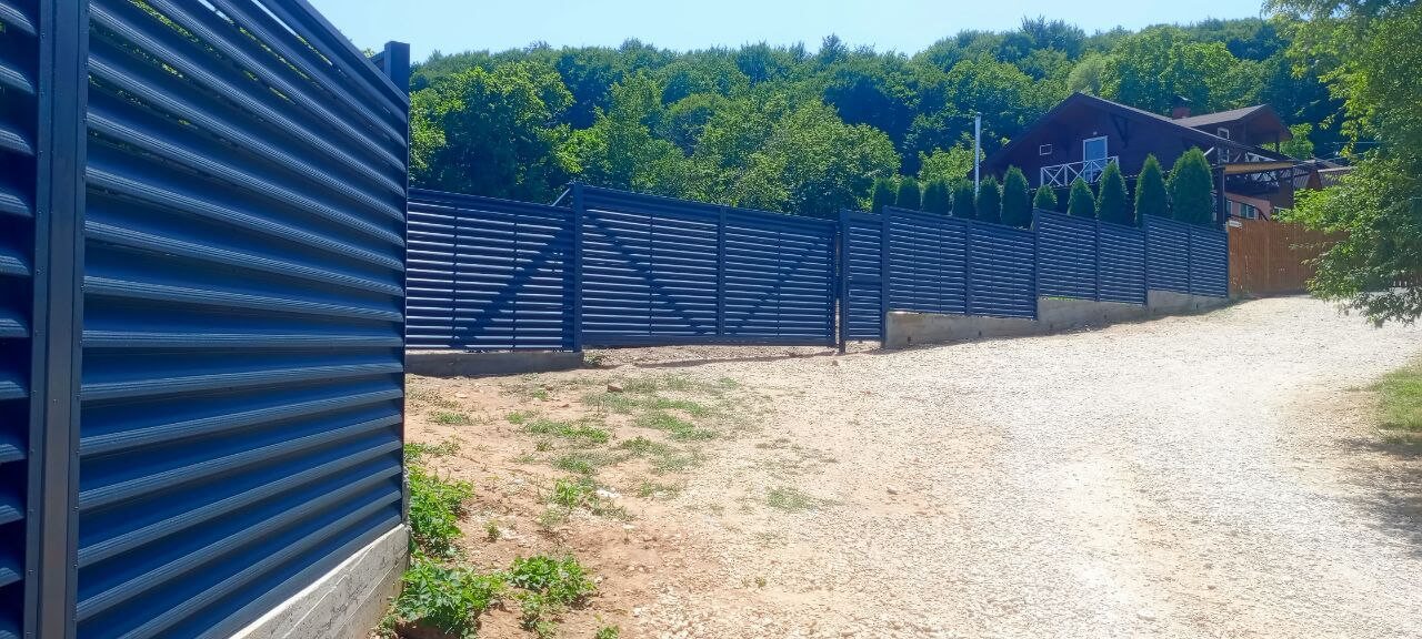 Забор-жалюзи из ламелей Еврожалюзи 53м RAL7024 Серый Графит МАТТЕ фото 8 в Нижнем Тагиле