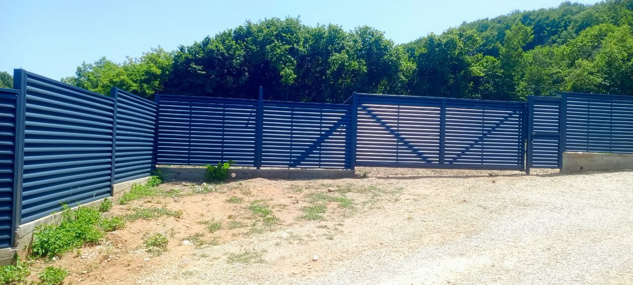 Забор-жалюзи из ламелей Еврожалюзи 53м RAL7024 Серый Графит МАТТЕ фото 7 в Нижнем Тагиле