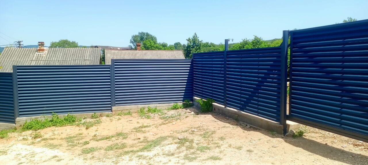 Забор-жалюзи из ламелей Еврожалюзи 53м RAL7024 Серый Графит МАТТЕ фото 4 в Нижнем Тагиле