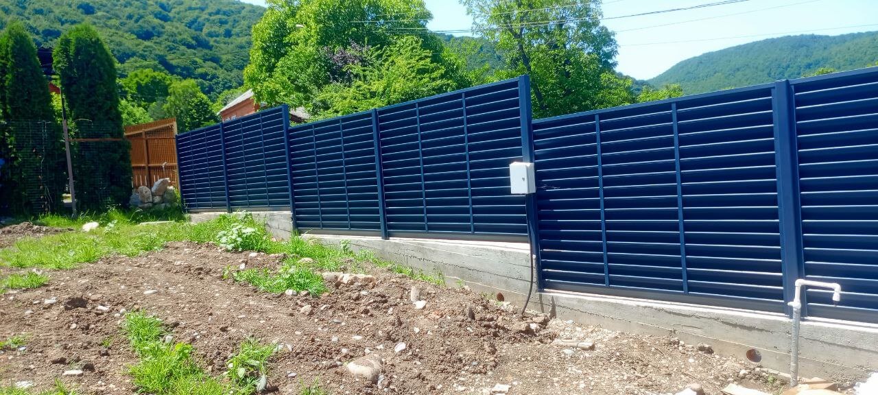 Забор-жалюзи из ламелей Еврожалюзи 53м RAL7024 Серый Графит МАТТЕ фото 3 в Нижнем Тагиле