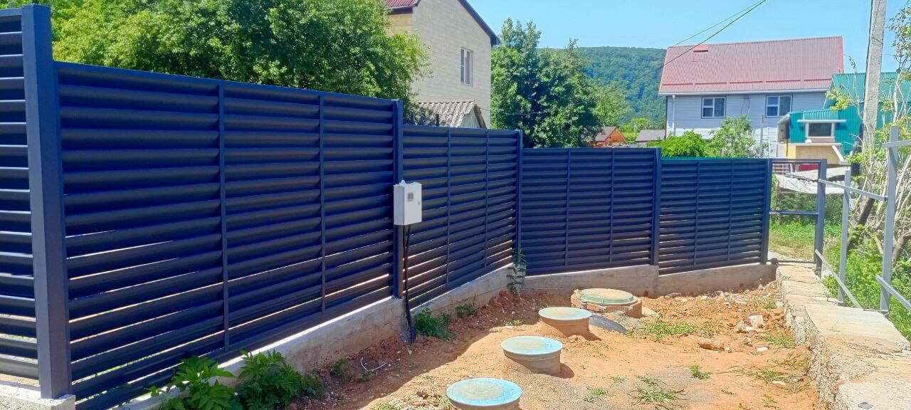 Забор-жалюзи из ламелей Еврожалюзи 53м RAL7024 Серый Графит МАТТЕ фото 2 в Нижнем Тагиле