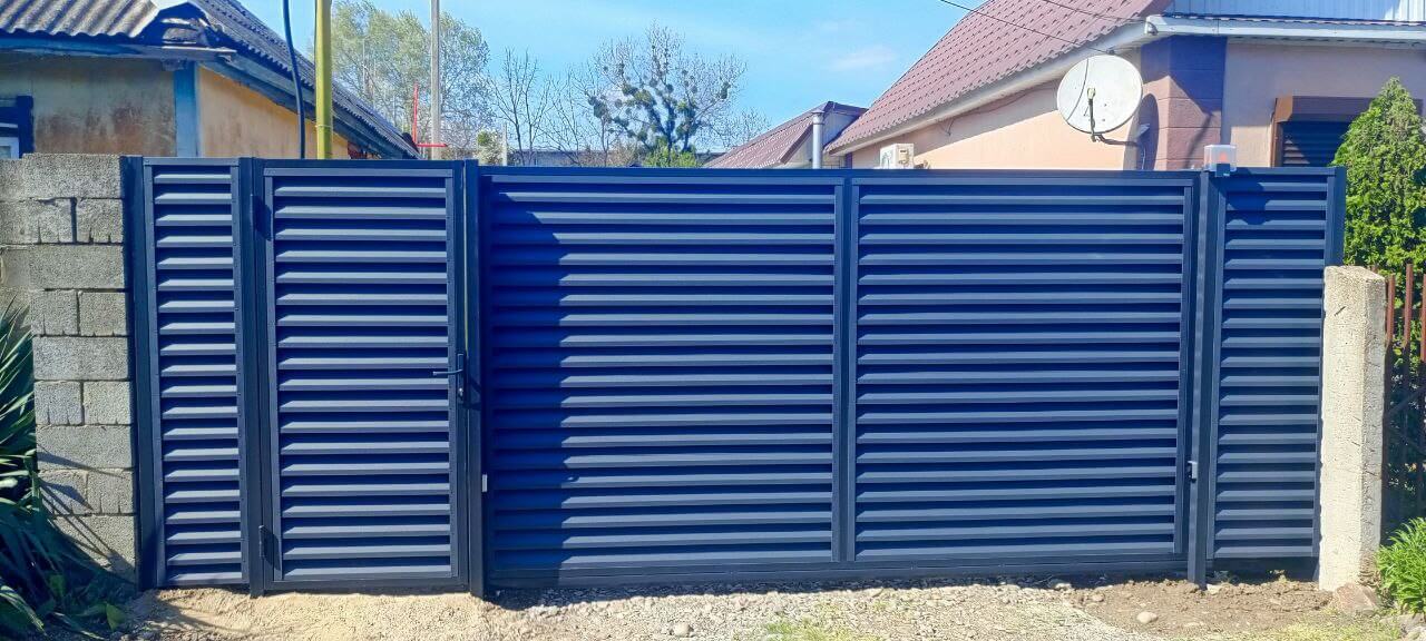 Забор-жалюзи из ламелей Еврожалюзи 53м RAL7024 Серый Графит МАТТЕ фото 1 в Нижнем Тагиле