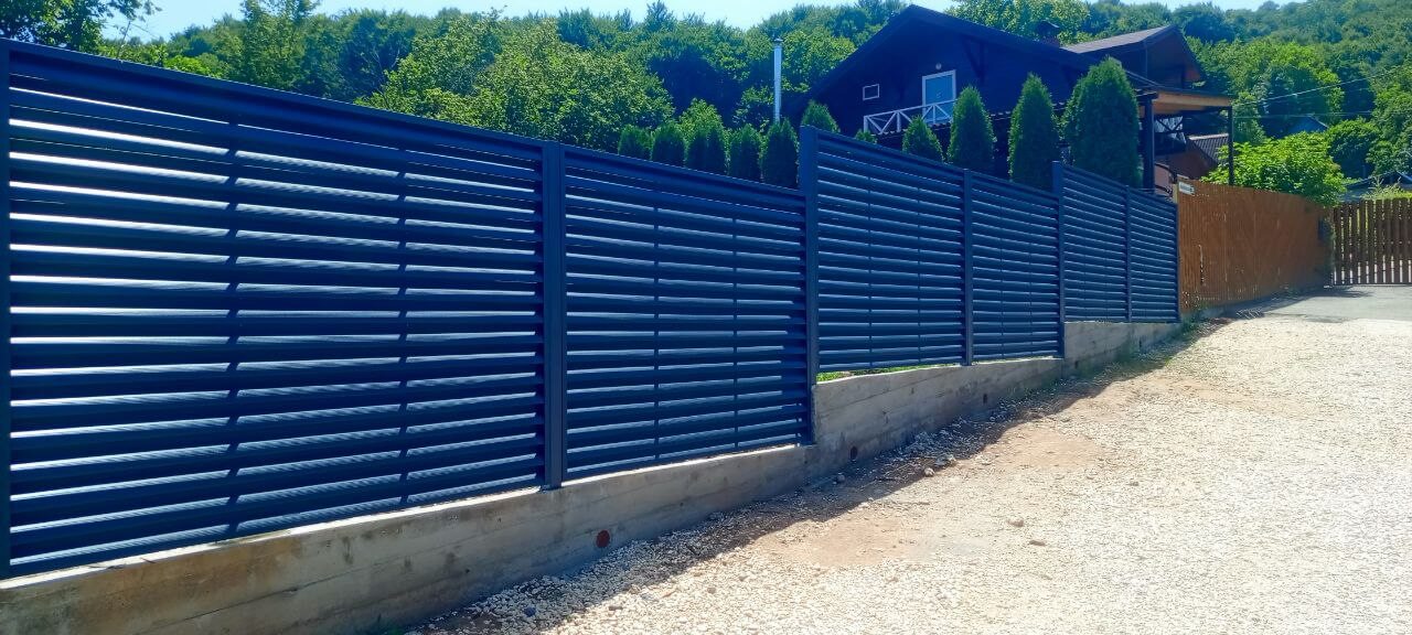 Забор-жалюзи из ламелей Еврожалюзи 53м RAL7024 Серый Графит МАТТЕ фото 12 в Нижнем Тагиле