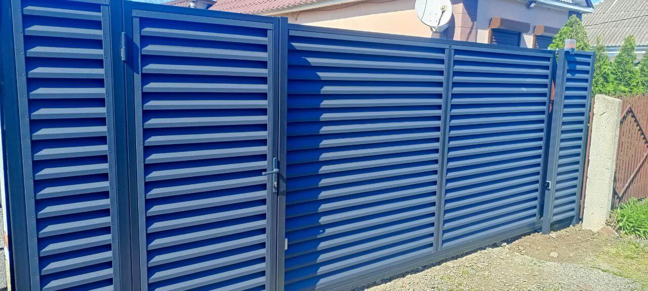 Забор-жалюзи из ламелей Еврожалюзи 53м RAL7024 Серый Графит МАТТЕ фото 10 в Нижнем Тагиле