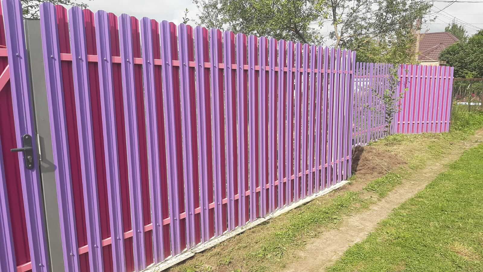 Двухцветный забор из евроштакетника 44м RAL4005 Сиреневый, RAL4006 Пурпурный фото 4 в Нижнем Тагиле
