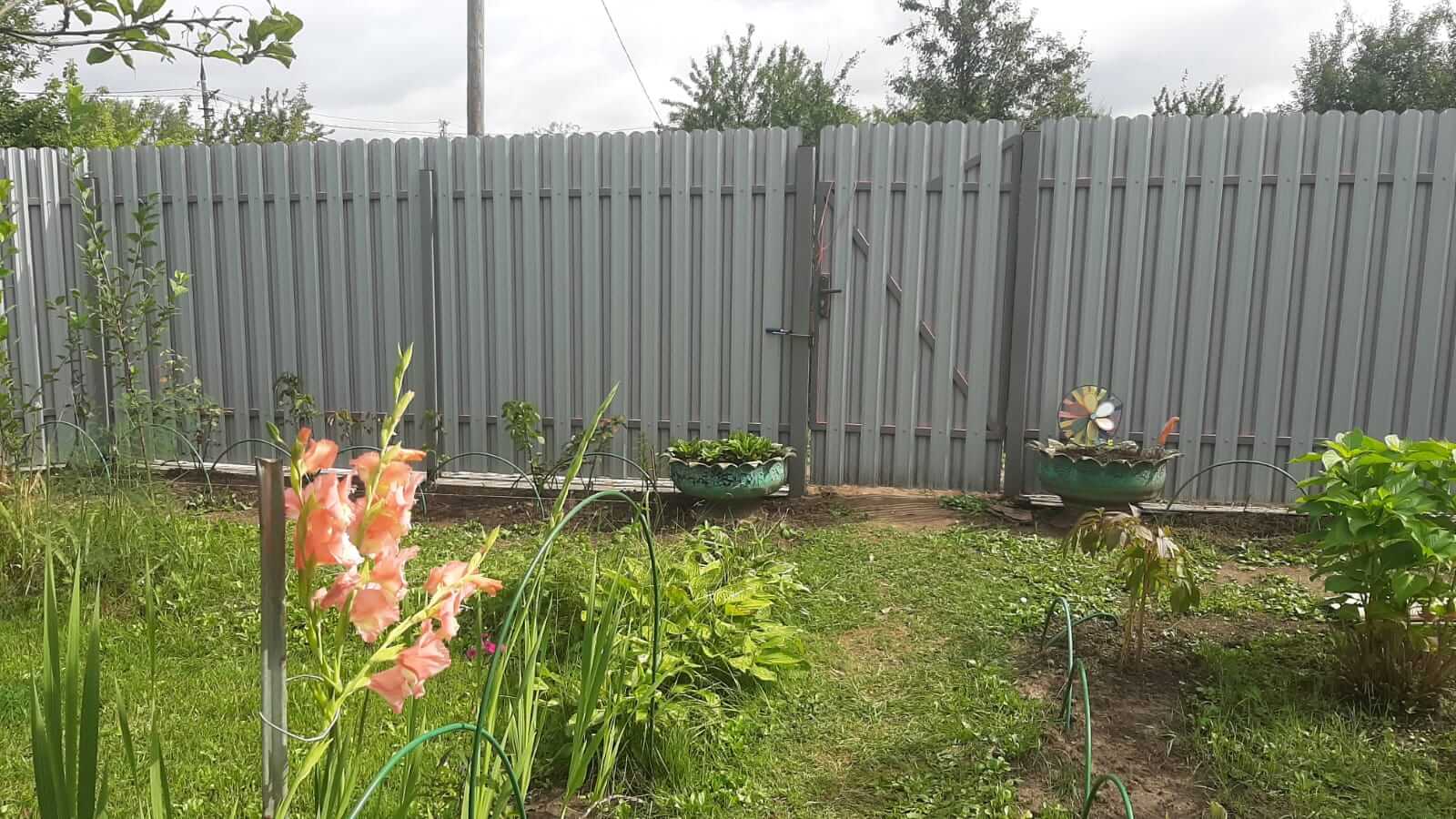 Двухцветный забор из евроштакетника 44м RAL4005 Сиреневый, RAL4006 Пурпурный фото 1 в Нижнем Тагиле