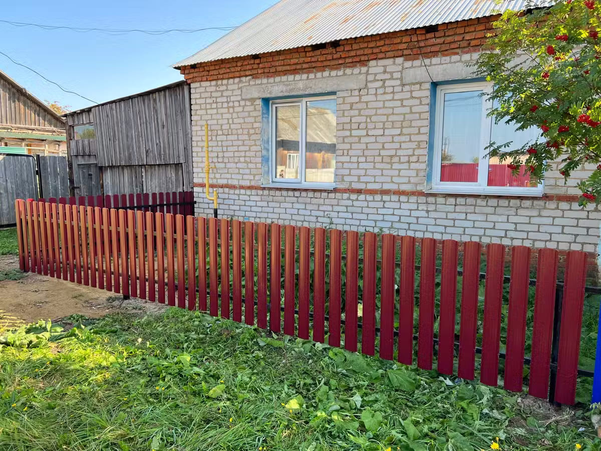 Забор из евроштакетника 9м RAL3005/3005 Красное Вино двусторонний в Нижнем Тагиле