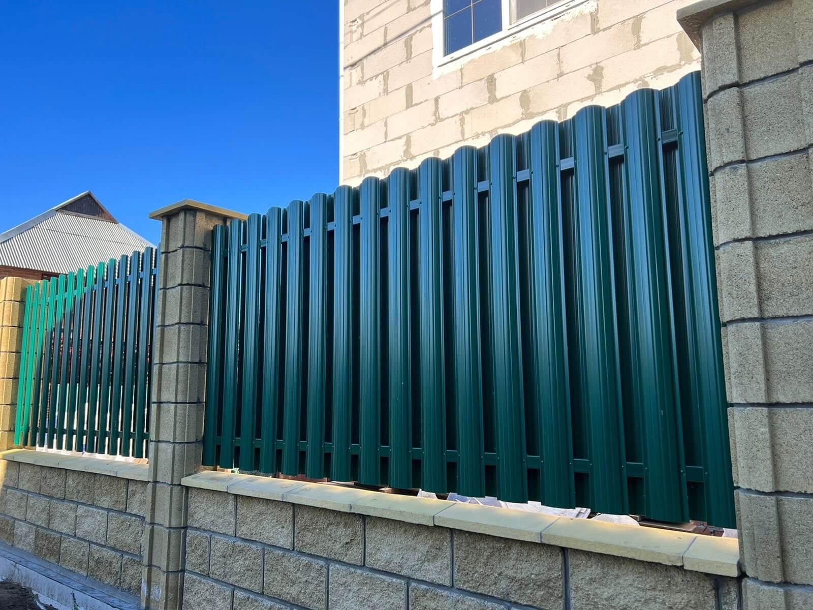 Забор из евроштакетника 22м RAL6005/6005 Зеленый Мох двусторонний фото 7 в Нижнем Тагиле