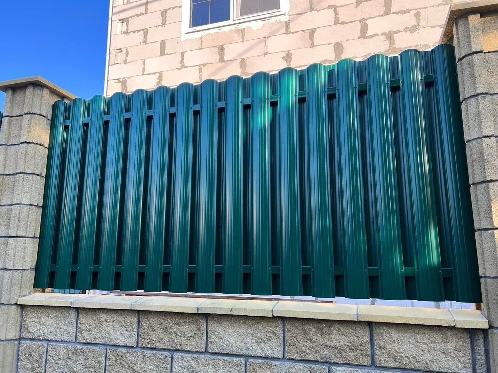 Забор из евроштакетника 22м RAL6005/6005 Зеленый Мох двусторонний фото 2 в Нижнем Тагиле