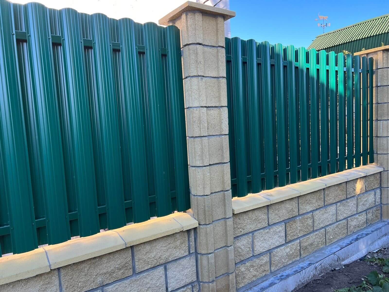 Забор из евроштакетника 22м RAL6005/6005 Зеленый Мох двусторонний фото 1 в Нижнем Тагиле
