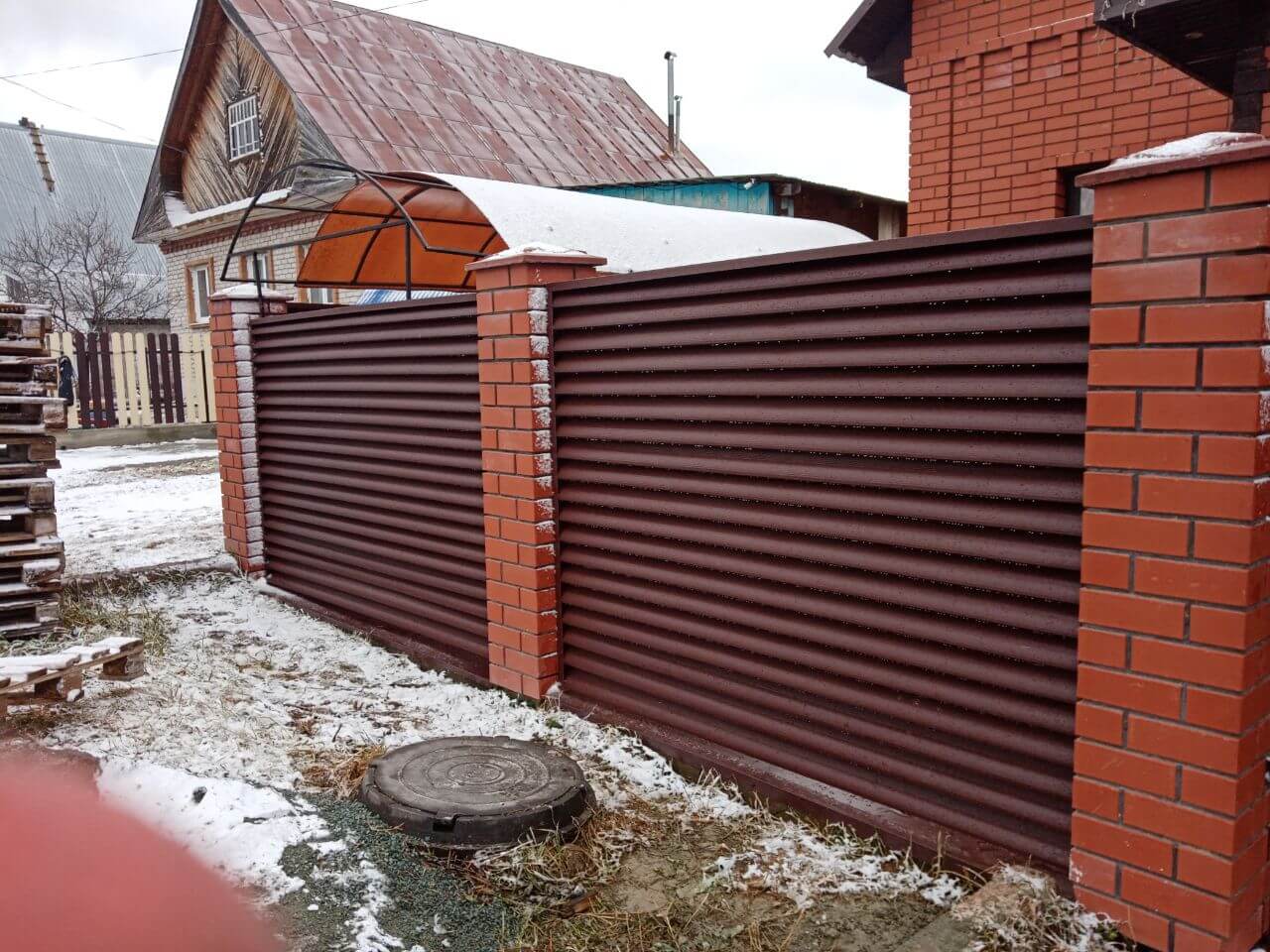 Забор из ламелей еврожалюзи 12м RAL8017/8017 Шоколад двусторонний МАТТЕ фото 3 в Нижнем Тагиле