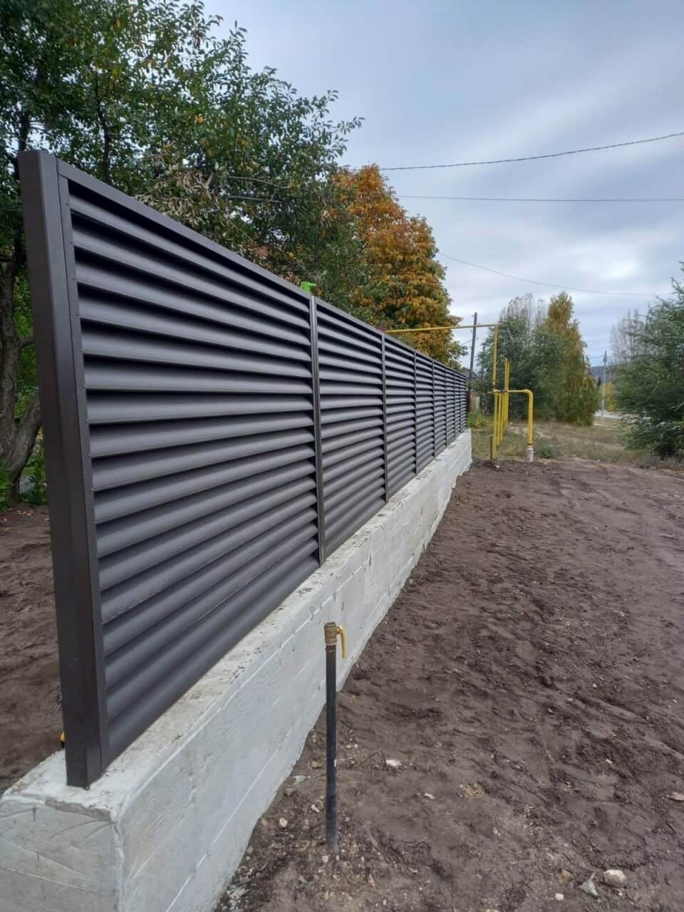 Забор из ламелей еврожалюзи 34м RAL8019/8019 Темный Шоколад двусторонний МАТТЕ фото 3 в Нижнем Тагиле