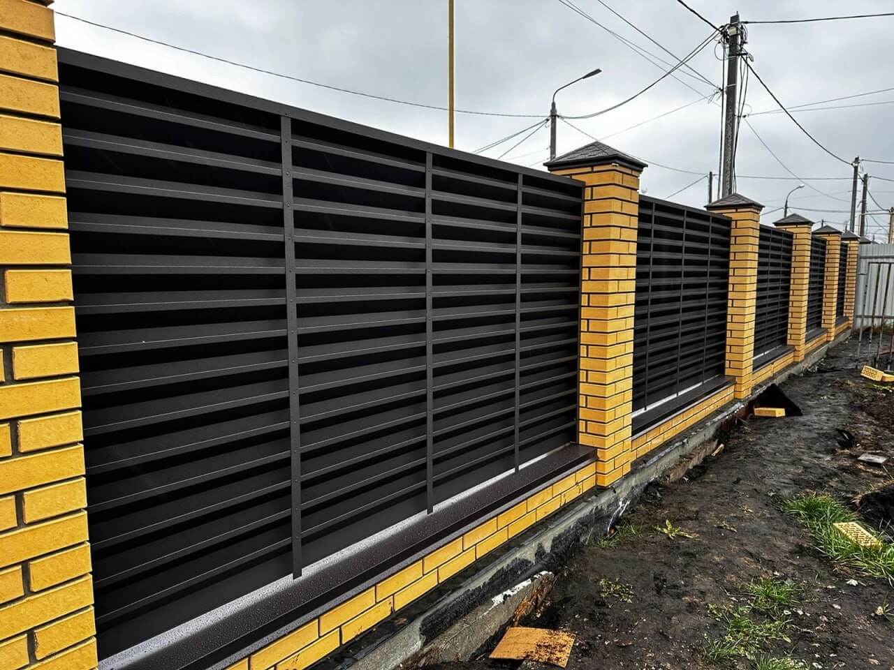 Забор из ламелей Хай-Тек 32м RAL8019/8019 Темный Шоколад двусторонний МАТТЕ фото 3 в Нижнем Тагиле
